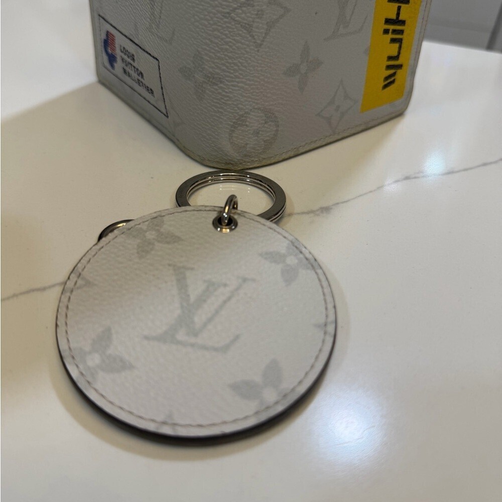 Louis Vuitton Brazza Monogram Logo White Wallet Limited Edition with Keychain! - Picture 3 of 10